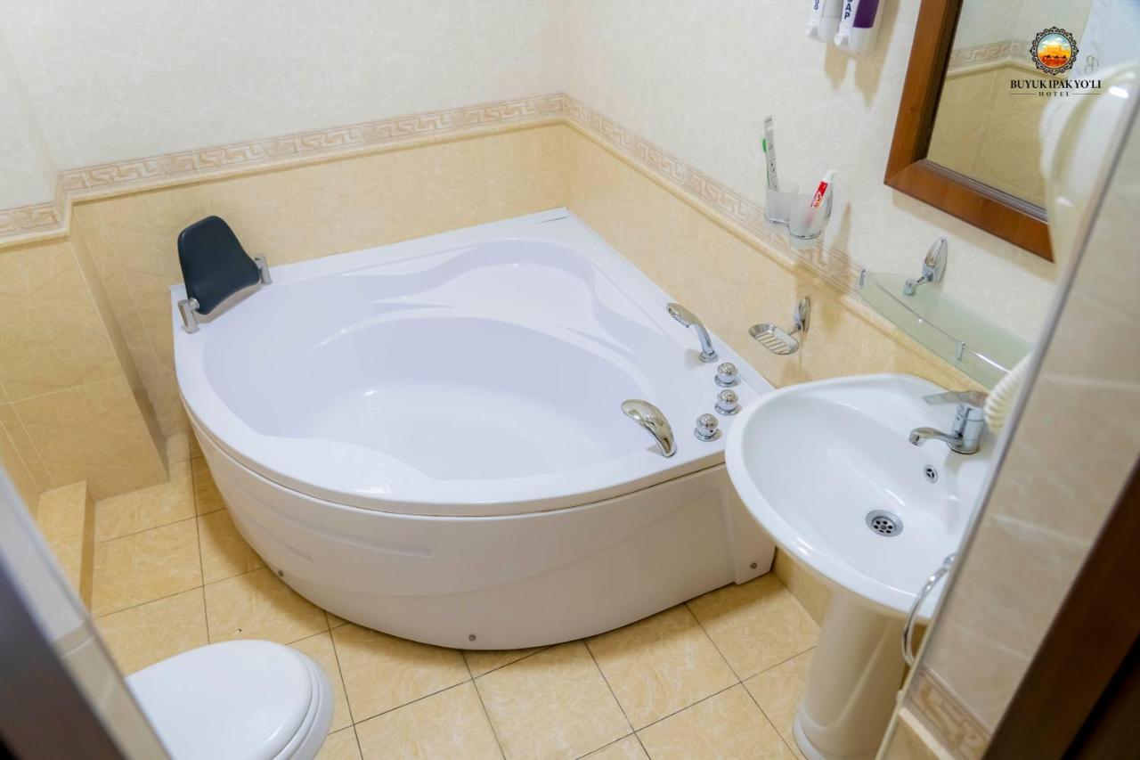 Buyuk Ipak Yo'Li Hotel Namangan 外观 照片